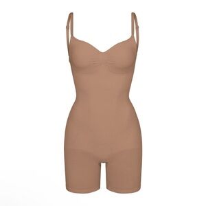 Skims 4x mid thigh low back seamless sculpt bodysuit